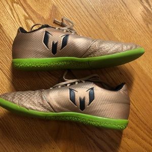 Indoor youth soccer shoes